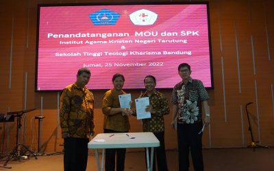 STT Kharisma menjalin kerja sama dengan Institut Agama Kristen Negeri (IAKN) – Tarutung. Kerja sama tersebut tertuang dalam Surat Perjanjian Kerjasama yang ditandatangani di Bandung, 25 November 2022.